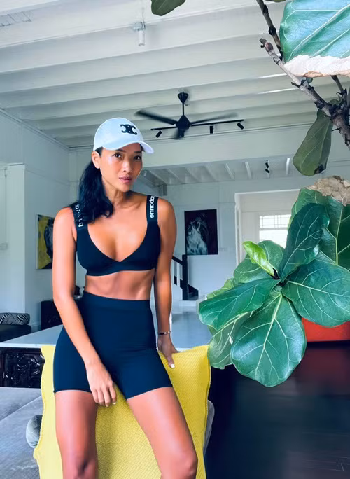 Từng 2 lần sinh nở, Bằng Lăng vẫn giữ được vóc dáng thon gọn, gợi cảm. Ảnh: FB Bằng Lăng.