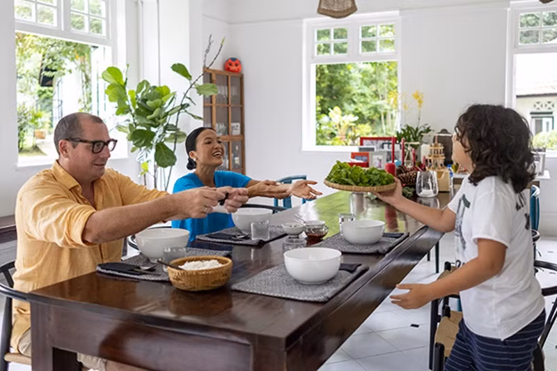 Bằng Lăng chia sẻ trên Thời Đại Plus, cô nấu ăn ở nhà cùng chồng con ít nhất ba ngày mỗi tuần. Chân dài cho biết, cô rất thích đi chợ ở Singapore. Ảnh: Thời Đại Plus.