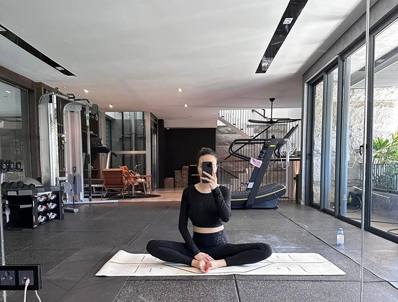Đàm Thu Trang thường tập yoga còn Cường Đô la tập gym. Ảnh: FB Đàm Thu Trang.