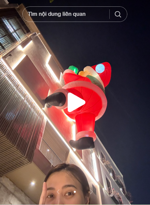 Dịp Giáng sinh năm nay, vợ chồng Cường Đô la còn sử dụng mô hình ông già Noel khổng lồ đang trèo lên nóc nhà ở bên ngoài biệt thự. Ảnh: TikTok Đàm Thu Trang.