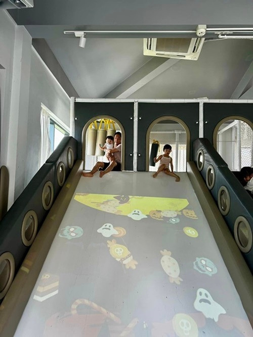Vợ chồng Đàm Thu Trang lắp đặt cả một khu vui chơi hiện đại cho các con trong biệt thự. Ảnh: FB Đàm Thu Trang.