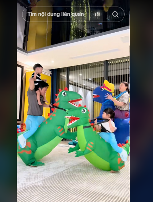 Hai nhóc tì nhà Đàm Thu Trang có nhiều không gian để chơi đùa trong biệt thự. Ảnh: TikTok Đàm Thu Trang.