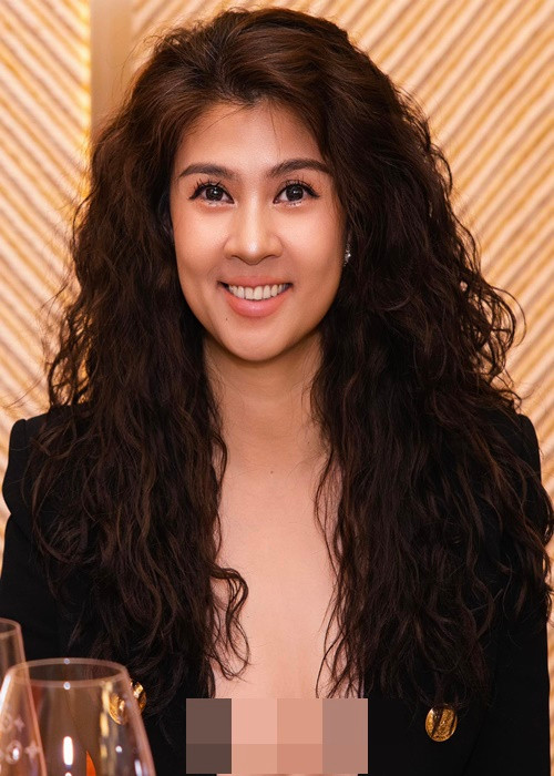 Kim Thư sở hữu số đo ba vòng 88-64-105 cm. Nữ diễn viên phim Hồn Trương Ba da hàng thịt ăn mặc táo bạo khi tham gia các sự kiện.