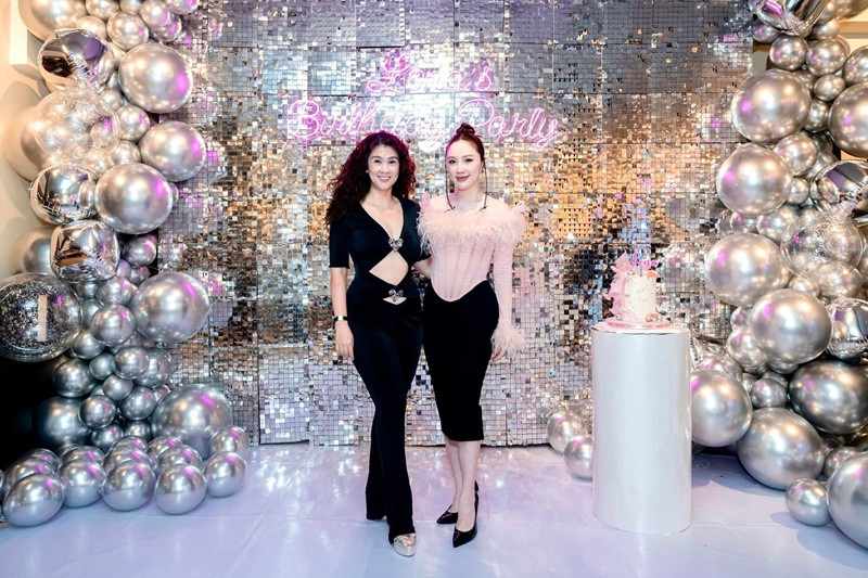 Nữ diễn viên khoe vẻ quyến rũ bên Bảo Thy trong một bữa tiệc sinh nhật.