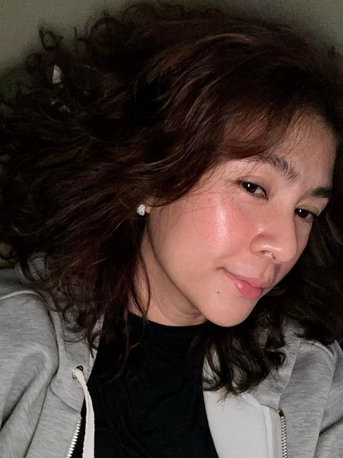 Kim Thư chăm để mặt mộc ở tuổi 47. Cô được khen vẫn rạng rỡ dù không son phấn.