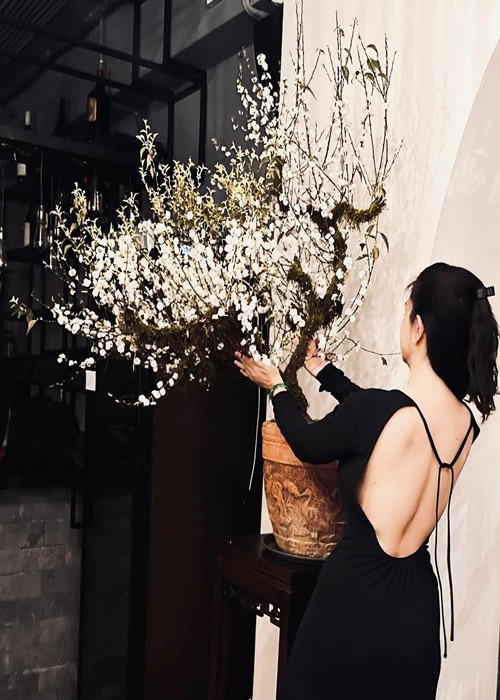 Ở đời thường, Kim Thư cũng chuộng phong cách gợi cảm.