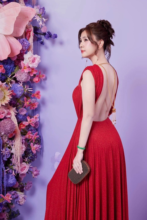 Nữ diễn viên nổi tiếng một thời không chia sẻ về chuyện tình cảm sau khi ly hôn ông bầu Phước Sang.