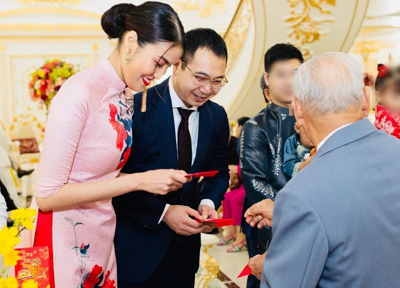 Vợ chồng Lan Khuê nhận lì xì từ ông nội dịp Tết Nguyên đán. Ảnh: FB Tuấn John.
