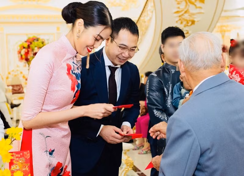 Vợ chồng Lan Khuê nhận lì xì từ ông nội dịp Tết Nguyên đán. Ảnh: FB Tuấn John.