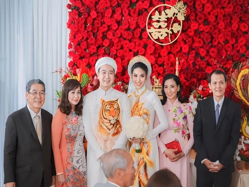 Tuấn John là cháu nội của cố doanh nhân Tư Hường. Năm 2018, Tuấn John kết hôn với Lan Khuê. Trong lễ ăn hỏi và đám cưới của Lan Khuê, bố mẹ Tuấn John gây chú ý. Ảnh: Saostar.