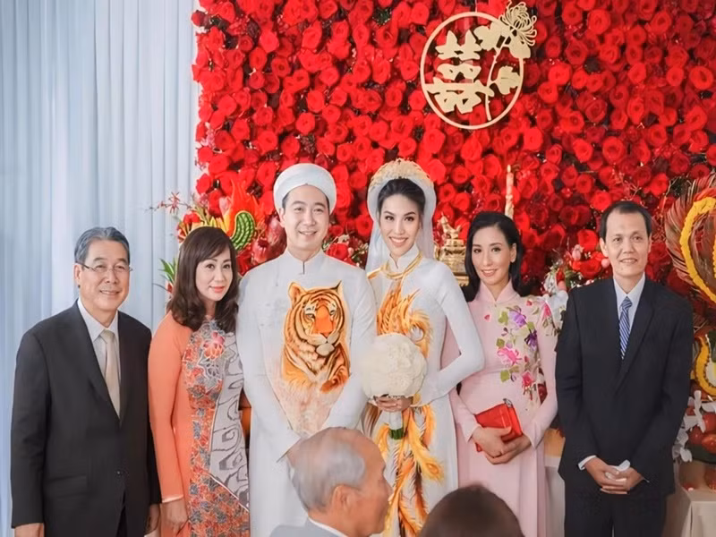 Tuấn John là cháu nội của cố doanh nhân Tư Hường. Năm 2018, Tuấn John kết hôn với Lan Khuê. Trong lễ ăn hỏi và đám cưới của Lan Khuê, bố mẹ Tuấn John gây chú ý. Ảnh: Saostar.