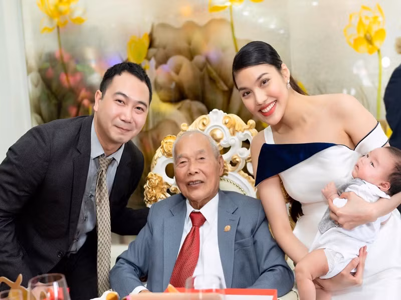 Tuấn John khoe ảnh bên ông nội và vợ con khi cả nhà quây quần. Ảnh: FB Tuấn John.