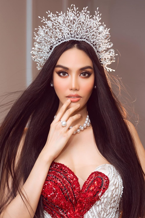 Ở biệt thự dát vàng, luôn ăn mặc sành điệu, đi xe sang, du lịch sang chảnh, Lan Khuê có cuộc sống như bà hoàng ở tuổi 33. Ảnh: FB Lan Khuê.