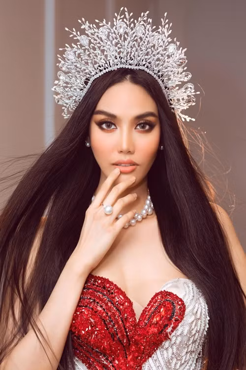 Ở biệt thự dát vàng, luôn ăn mặc sành điệu, đi xe sang, du lịch sang chảnh, Lan Khuê có cuộc sống như bà hoàng ở tuổi 33. Ảnh: FB Lan Khuê.