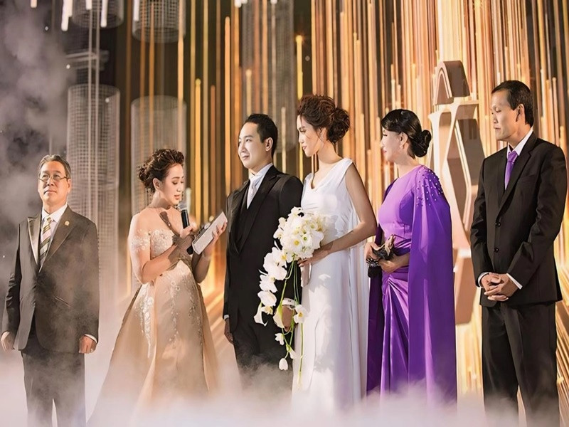 Mẹ chồng Lan Khuê gửi lời chúc phúc đến hai con trong đám cưới. Ảnh: Saostar.