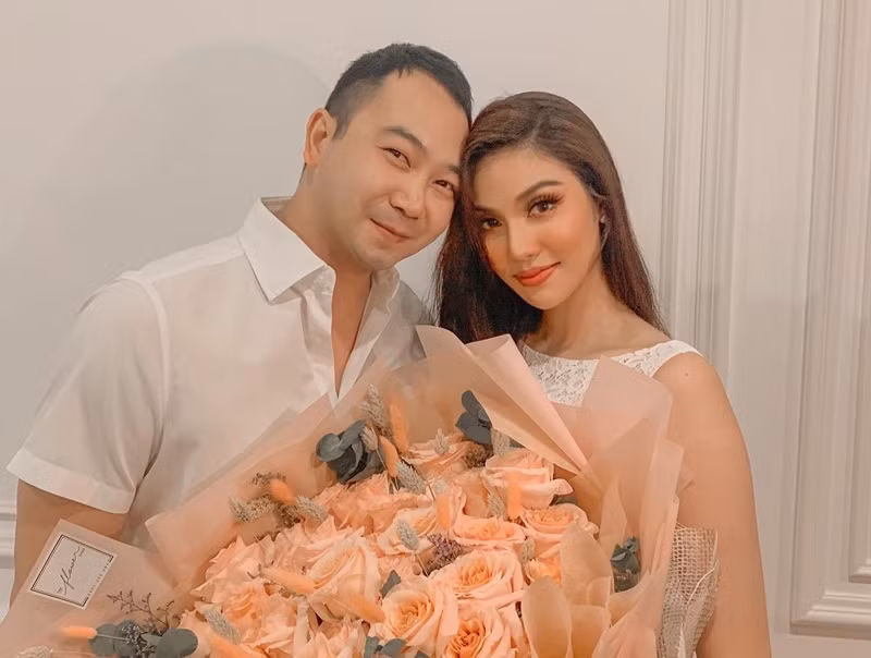 Tình cảm vợ chồng Lan Khuê ngày càng mặn nồng. Cả hai chứng minh tình yêu thực sự dành cho nhau bằng những hành động. Trên mạng xã hội, Lan Khuê và Tuấn John thường xuyên đăng ảnh kèm lời ngọt ngào, dành thời gian cho nhau vào những kỳ nghỉ lễ, sinh nhật, kỷ niệm ngày cưới, ủng hộ bạn đời trong công việc. Ảnh: FB Tuấn John.