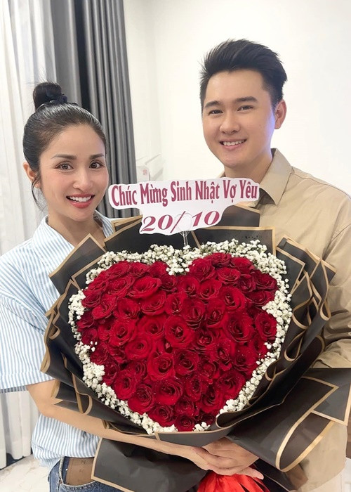 Quang Pháp chiều chuộng Thảo Trang. Mỗi dịp kỷ niệm, nam diễn viên tặng quà, dành lời ngọt ngào cho bạn đời.