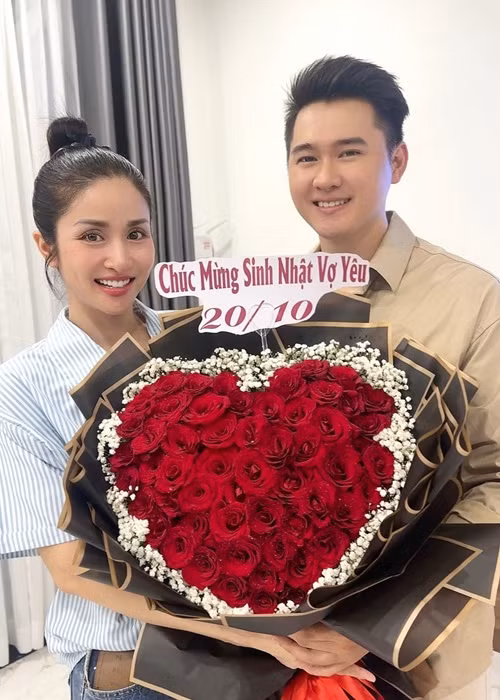 Quang Pháp chiều chuộng Thảo Trang. Mỗi dịp kỷ niệm, nam diễn viên tặng quà, dành lời ngọt ngào cho bạn đời.