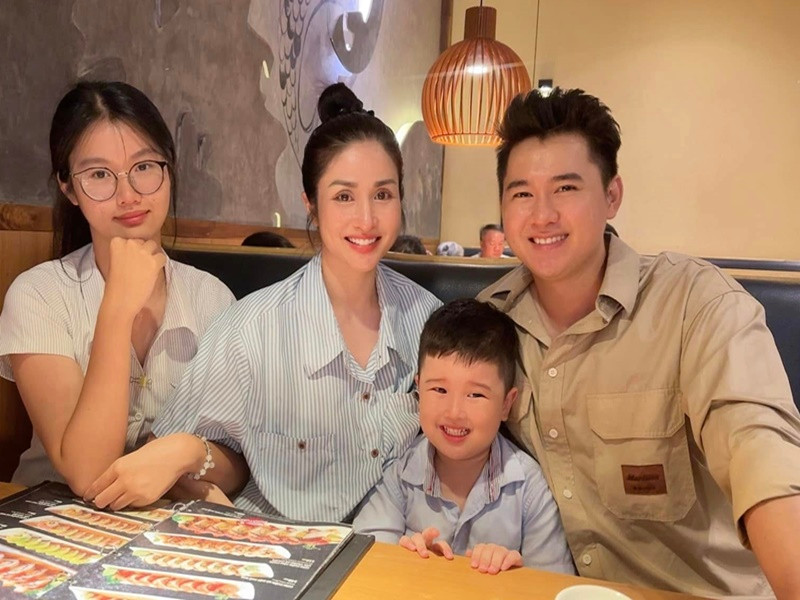 Con gái riêng của Thảo Trang lớn phổng phao, yêu thương em trai cùng mẹ khác cha.