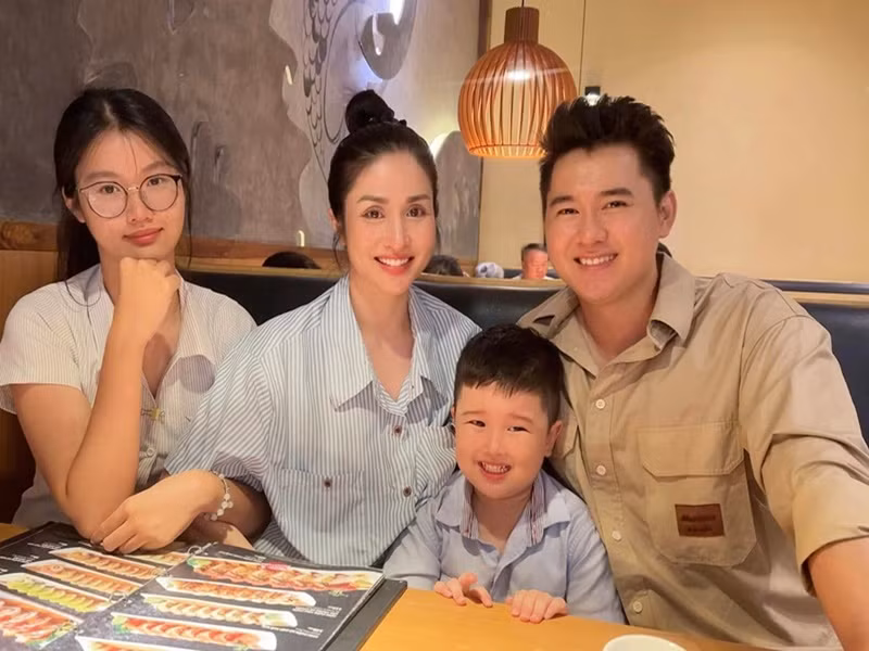 Con gái riêng của Thảo Trang lớn phổng phao, yêu thương em trai cùng mẹ khác cha.