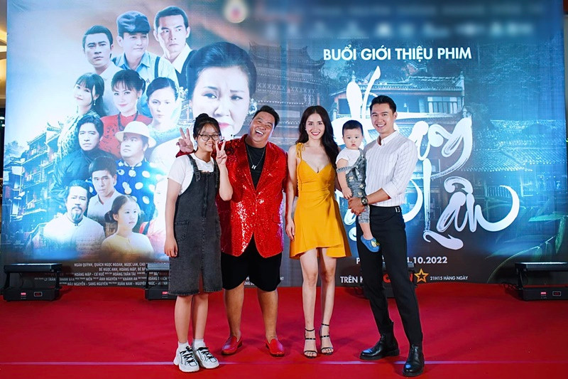 Vợ chồng Thảo Trang vui vẻ đưa các con đi tham gia sự kiện.