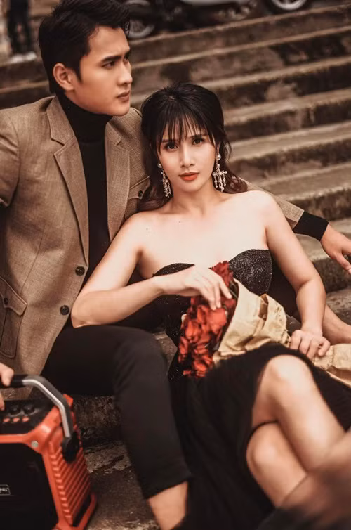  Thảo Trang - Quang Pháp giữ kín chuyện hẹn hò cho đến khi tổ chức hôn lễ vào tháng 10/2020. Trong cuộc phỏng vấn với Znews, Thảo Trang cho biết: "Tôi và Pháp quen nhau sau khi đóng chung phim Má tôi là đại gia. Trong phim, chúng tôi có cảnh nóng quay ở Thái Lan. Điều thú vị, nội dung phim cũng xoay quanh chuyện một chàng trẻ, gặp và yêu cô giám đốc lớn tuổi, từng đổ vỡ hôn nhân, có con riêng".