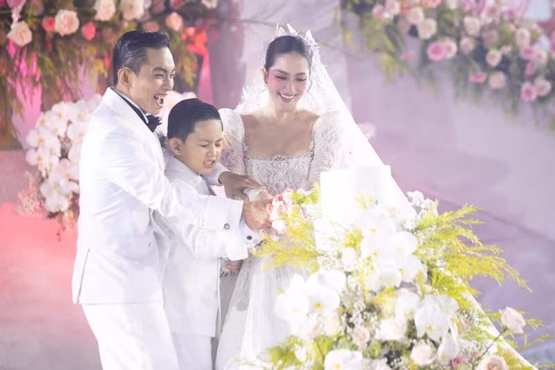 Năm 2022, sau 13 năm gắn bó và có hai con, Khánh Thi - Phan Hiển tổ chức đám cưới hoành tráng, được nhiều đồng nghiệp, khán giả chúc phúc. Năm 2023, Khánh Thi sinh con thứ ba. Ảnh: FB Khánh Thi - Phan Hiển.