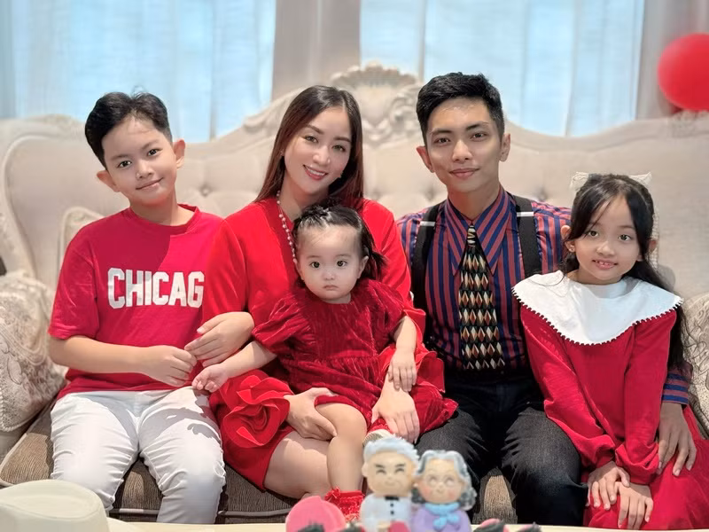 Phan Hiển chiều chuộng Khánh Thi. Anh tặng vợ những món quà giá trị, dành những lời có cánh cho bạn đời. Có thể nói, Khánh Thi - Phan Hiển là cặp đôi lệch tuổi showbiz Việt viên mãn nhất.