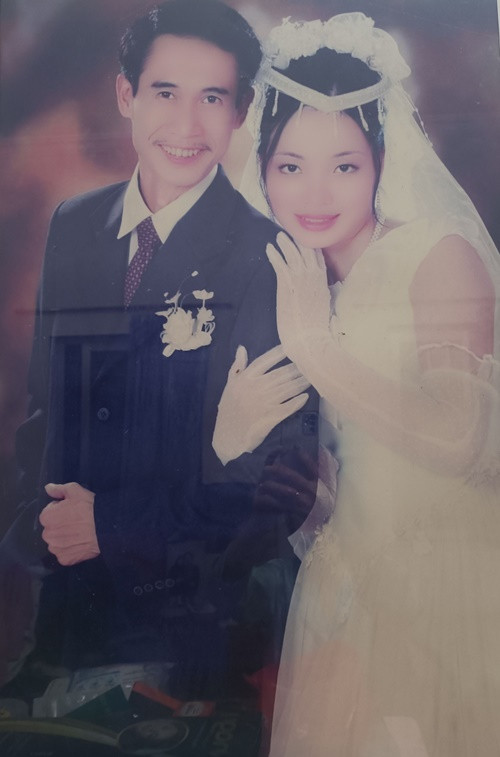 Ở tuổi 45, diễn viên Phú Đôn gặp Hồng Vân - cô gái kém Phú Đôn 25 tuổi. Vợ chồng nam diễn viên kết hôn năm 2004, có hai con chung. Ảnh: FB Hồng Vân.