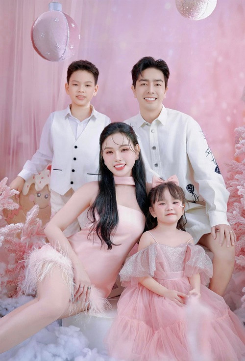 Thu Thủy hạ sinh con gái Lana vào tháng 9/2020. Theo Vietnamnet, trong chương trình Mẹ chồng nàng dâu, Thu Thủy được mẹ chồng treo thưởng sào đất hơn 10 tỷ nếu cô sinh thêm cháu nội cho bà. Ảnh: FB Thu Thủy.