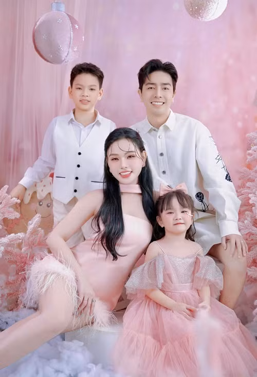 Thu Thủy hạ sinh con gái Lana vào tháng 9/2020. Theo Vietnamnet, trong chương trình Mẹ chồng nàng dâu, Thu Thủy được mẹ chồng treo thưởng sào đất hơn 10 tỷ nếu cô sinh thêm cháu nội cho bà. Ảnh: FB Thu Thủy.