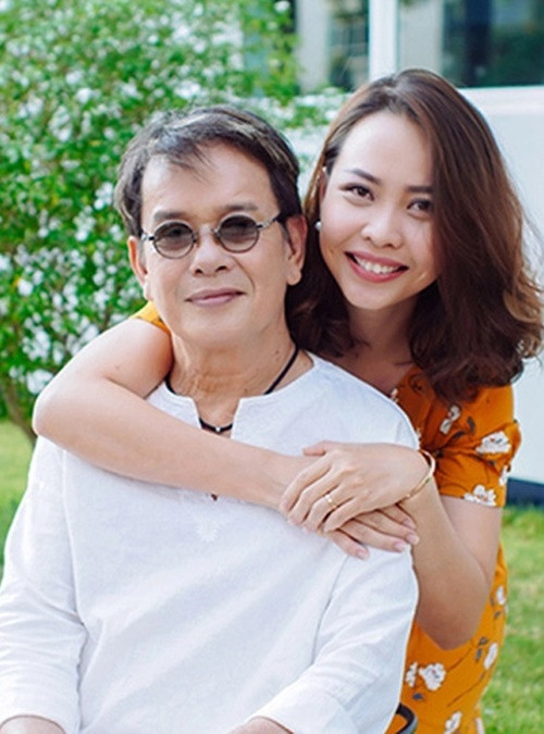 Theo Dân Việt, vợ chồng nhạc sĩ Đức Huy dành cho nhau nhiều hành động tình cảm như hôn nhau không dưới 10 lần mỗi ngày. Ảnh: Người Lao Động.