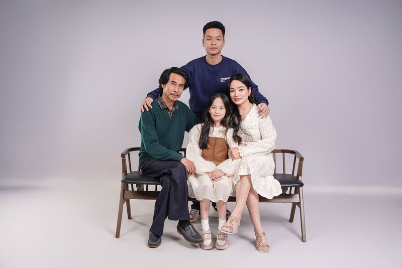 Năm 2024, kỷ niệm 20 năm ngày cưới, vợ Phú Đôn chia sẻ trên trang cá nhân: “Tròn 2 thập kỷ về chung một nhà với anh. Nhớ ngày được anh rước về, mẹ chồng cười nói vui "cô dâu trẻ quá". May mắn cô con dâu út được đại gia đình yêu thương nên hành trình 20 năm của gia đình nhỏ vẫn đầy đủ yêu thương và an yên”. Ảnh: FB Hồng Vân.