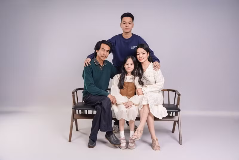 Năm 2024, kỷ niệm 20 năm ngày cưới, vợ Phú Đôn chia sẻ trên trang cá nhân: “Tròn 2 thập kỷ về chung một nhà với anh. Nhớ ngày được anh rước về, mẹ chồng cười nói vui "cô dâu trẻ quá". May mắn cô con dâu út được đại gia đình yêu thương nên hành trình 20 năm của gia đình nhỏ vẫn đầy đủ yêu thương và an yên”. Ảnh: FB Hồng Vân.