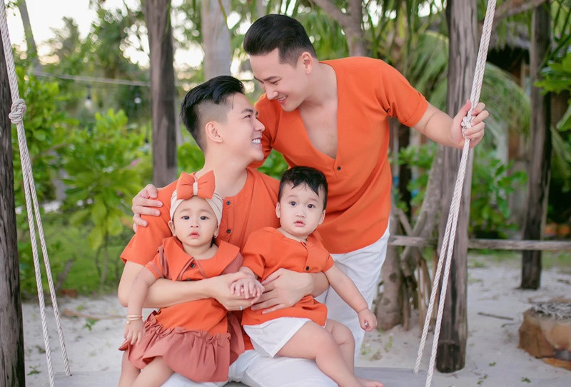 Gia đình Hà Trí Quang - Thanh Đoàn thường ăn mặc đồng điệu. Ảnh: FB Thanh Đoàn.