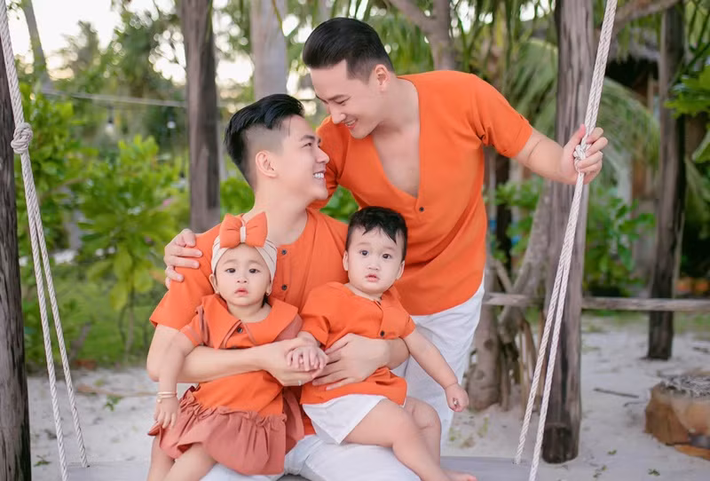 Gia đình Hà Trí Quang - Thanh Đoàn thường ăn mặc đồng điệu. Ảnh: FB Thanh Đoàn.