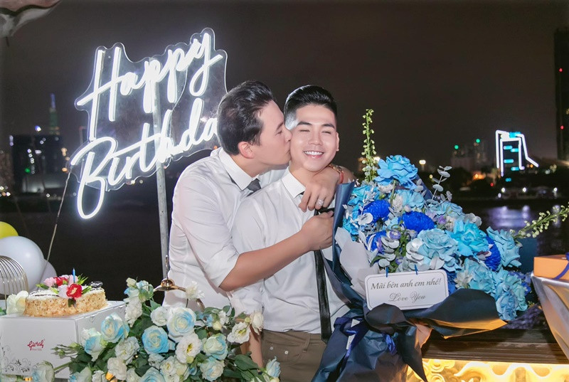 Hà Trí Quang hôn má Thanh Đoàn khi chúc mừng bạn đời đón tuổi mới năm 2023. Ảnh: FB Thanh Đoàn.