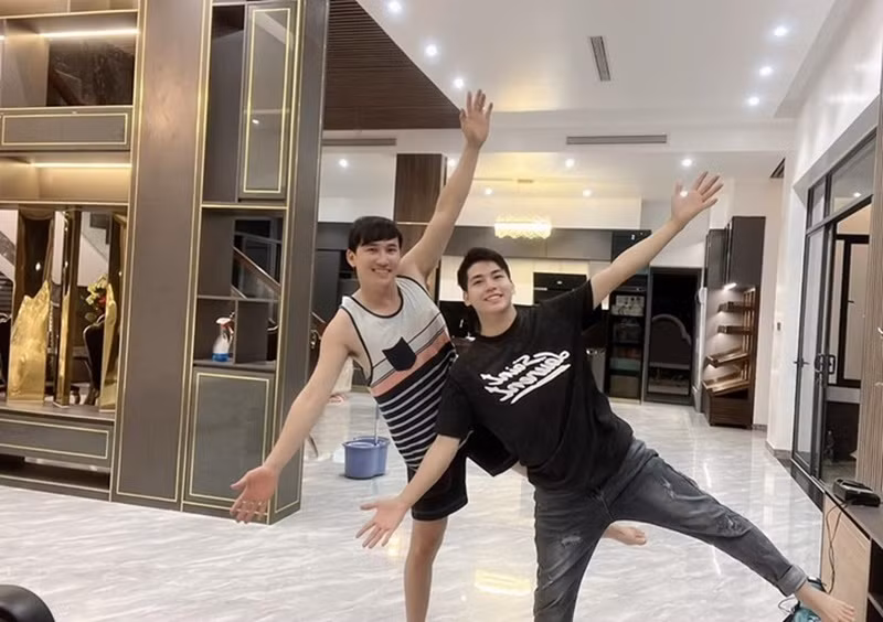 Cặp đôi đồng giới thường xuyên ở căn biệt thự tại TP HCM. Ảnh: FB Thanh Đoàn.