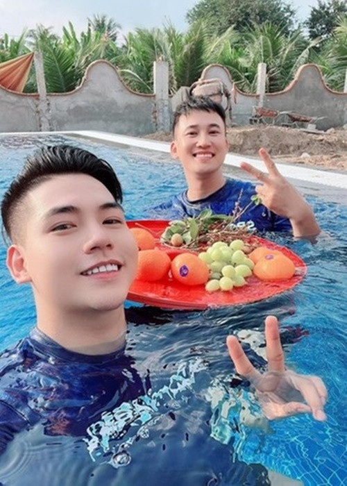 Thanh Đoàn và Hà Trí Quang thư giãn trong bể bơi ở cơ ngơi rộng rãi tại Đồng Tháp. Ảnh: FB Thanh Đoàn.