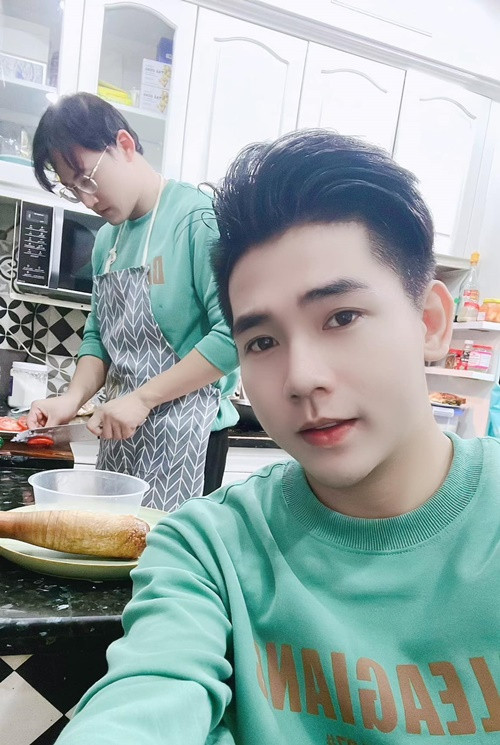 Hà Trí Quang chiều chuộng Thanh Đoàn. Trong ảnh, nam diễn viên vào bếp nấu ăn cho người bạn đời. Ảnh: Hà Trí Quang.