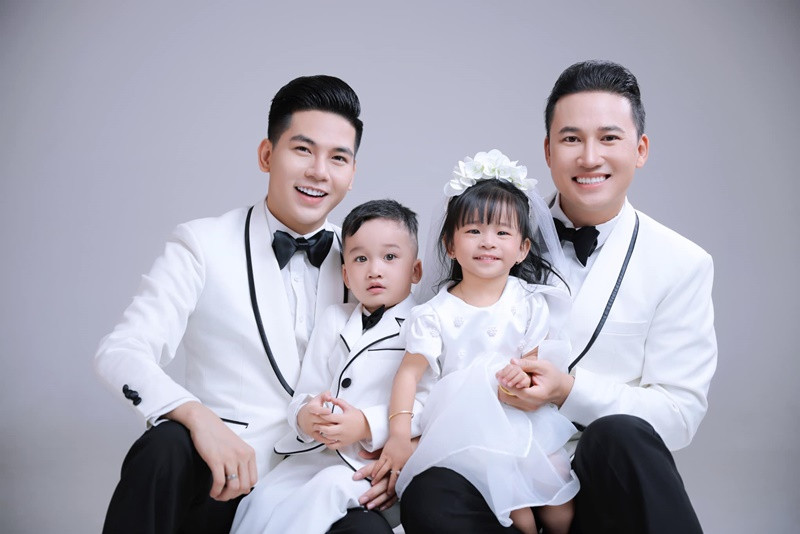  Hà Trí Quang - Thanh Đoàn quen biết nhau vào năm 2017 và bắt đầu mối quan hệ nghiêm túc vào năm 2021. Năm 2022, cặp đôi có hai con song sinh 1 trai, 1 gái nhờ thụ tinh trong ống nghiệm là Ka Ka và Muội Muội. Tháng 8/2023, Hà Trí Quang cầu hôn Thanh Đoàn. Ảnh: FB Thanh Đoàn.