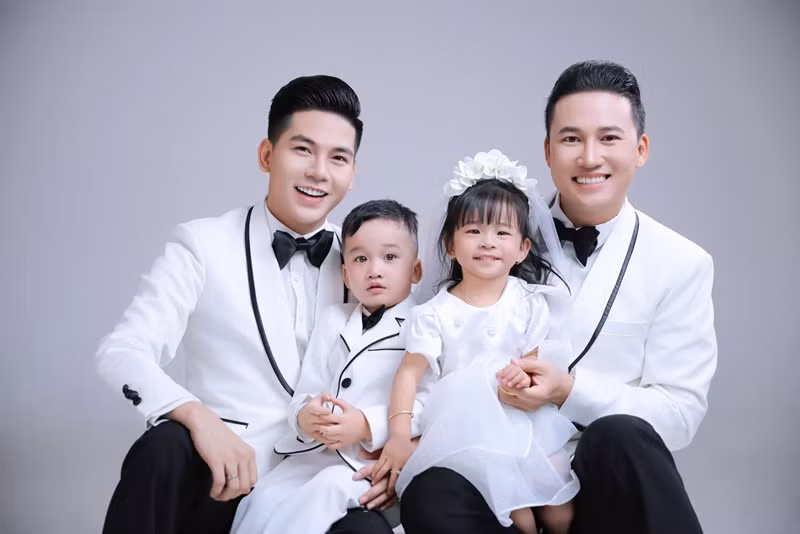  Hà Trí Quang - Thanh Đoàn quen biết nhau vào năm 2017 và bắt đầu mối quan hệ nghiêm túc vào năm 2021. Năm 2022, cặp đôi có hai con song sinh 1 trai, 1 gái nhờ thụ tinh trong ống nghiệm là Ka Ka và Muội Muội. Tháng 8/2023, Hà Trí Quang cầu hôn Thanh Đoàn. Ảnh: FB Thanh Đoàn.