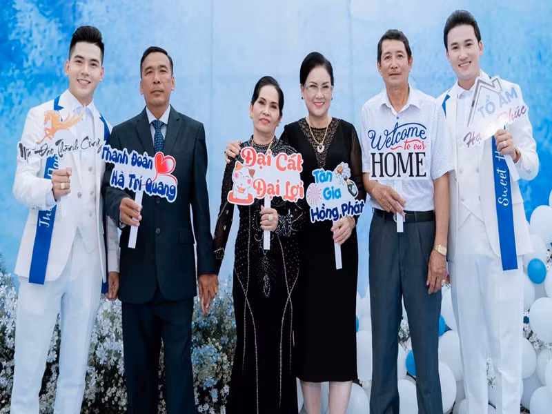 Bố mẹ hai bên của Hà Trí Quang và Thanh Đoàn đều ủng hộ cuộc hôn nhân của cặp đôi. Ảnh: FB Ka Ka Muội Muội.