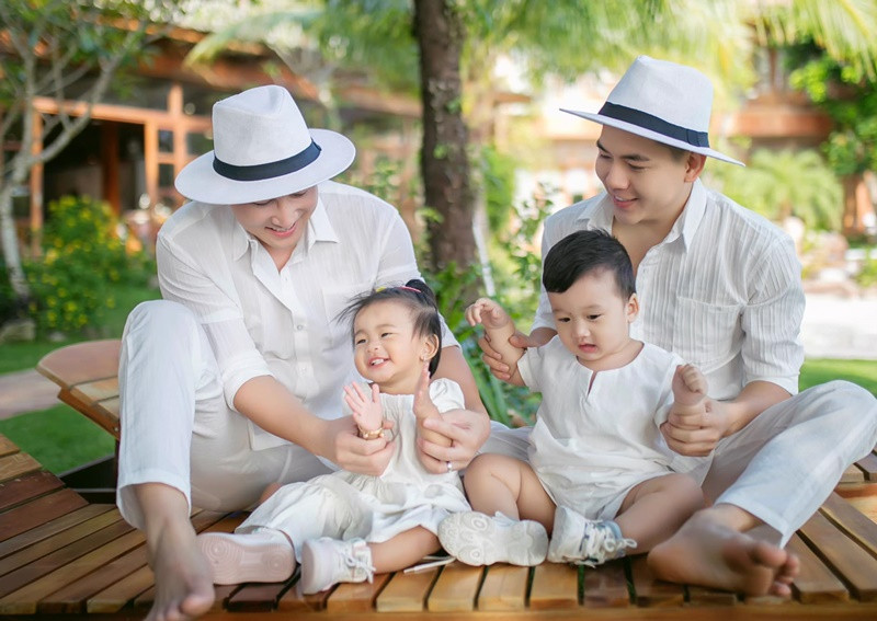 Thi thoảng, cặp đôi đưa hai con đi nghỉ dưỡng. Ảnh: FB Thanh Đoàn.