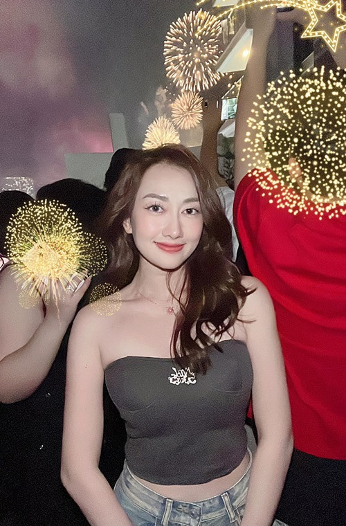 Phương Lan chia sẻ khoảnh khắc đầu tiên của cô khi bước sang năm 2025. Nữ diễn viên cảm ơn gia đình, anh chị, bạn bè đã luôn chọn ở lại với cô. Ảnh: FB Phương Lan.