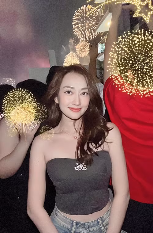 Phương Lan chia sẻ khoảnh khắc đầu tiên của cô khi bước sang năm 2025. Nữ diễn viên cảm ơn gia đình, anh chị, bạn bè đã luôn chọn ở lại với cô. Ảnh: FB Phương Lan.