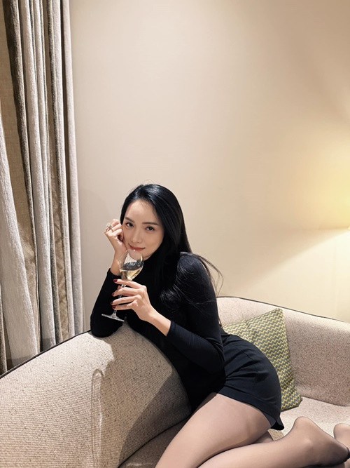 Hoa hậu Hương Giang đón năm 2025 ở Đức. Ảnh: FB Hương Giang.