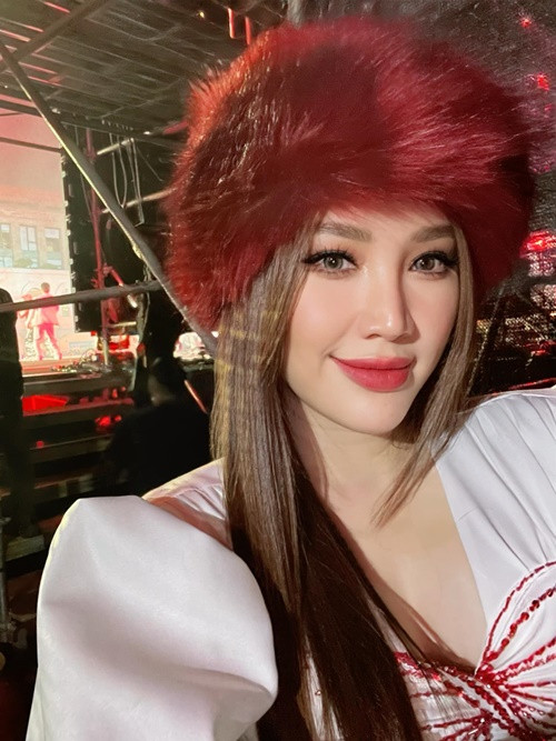 Bảo Thy kịp bay về đón năm mới cùng khán giả ở Hà Nội. Ảnh: FB Bảo Thy.