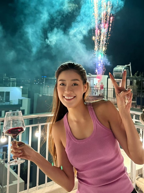 Hoa hậu Khánh Vân countdown tại nhà cùng chồng mới cưới. Ảnh: FB Khánh Vân.