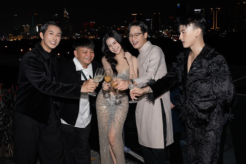 Thiên An mừng năm mới bên những người bạn. Ảnh: FB Thiên An.